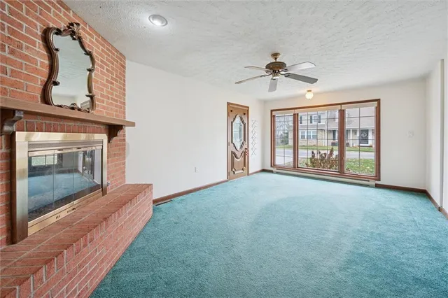 en empty room with windows and ceiling fan