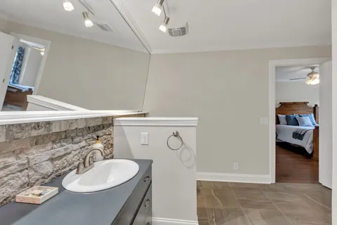 a en suite bathroom with a double vanity sink and a mirror