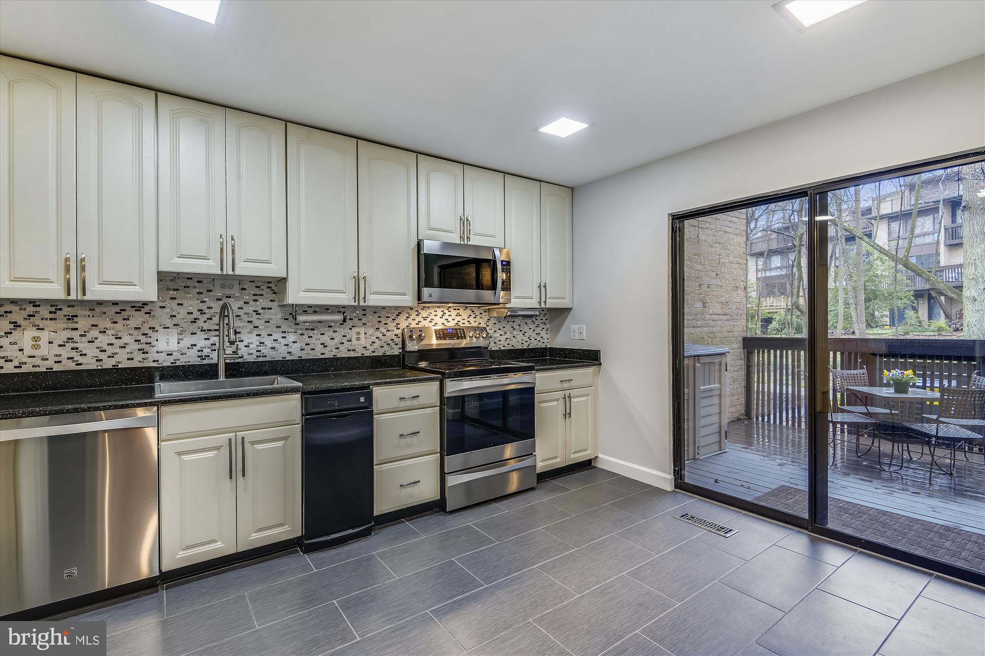 11328 Dockside Circle Reston, VA 20191 - Photo 7 of 44 GE Profile appliances