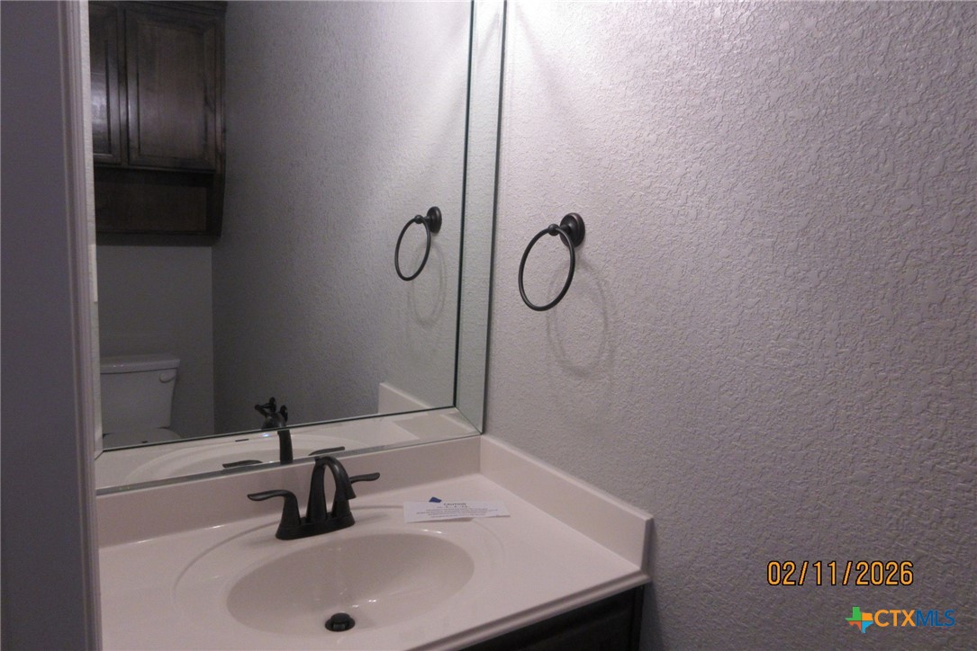 7623 Palladium Loop Killeen, TX 76542 - Photo 11 of 40 a bathroom with a sink and a mirror