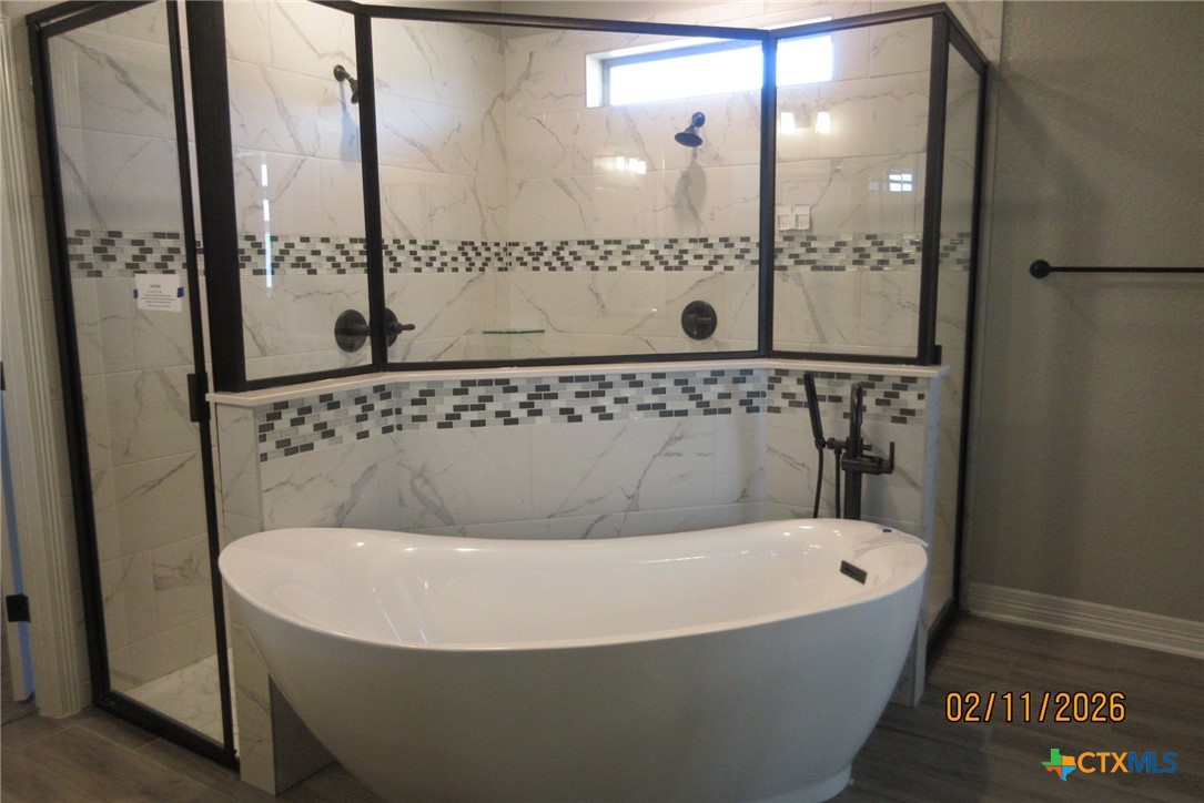 7623 Palladium Loop Killeen, TX 76542 - Photo 17 of 40 a bathroom with a bathtub and shower