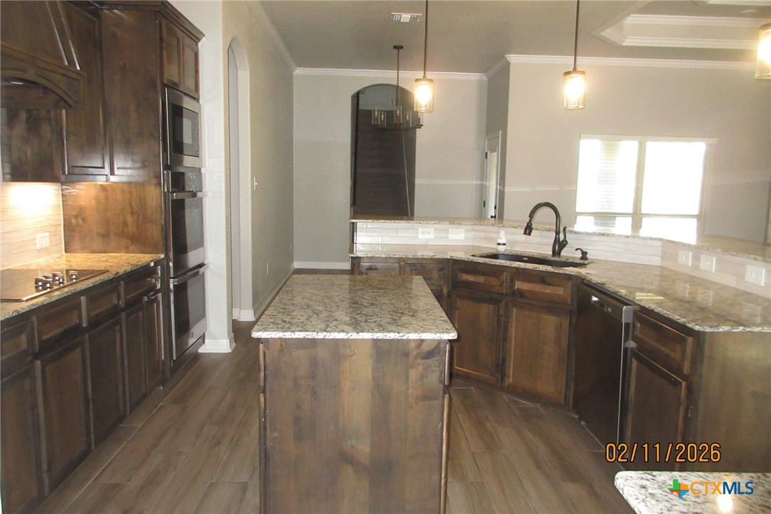 7623 Palladium Loop Killeen, TX 76542 - Photo 7 of 40 a kitchen with a sink stove top oven and refrigerator