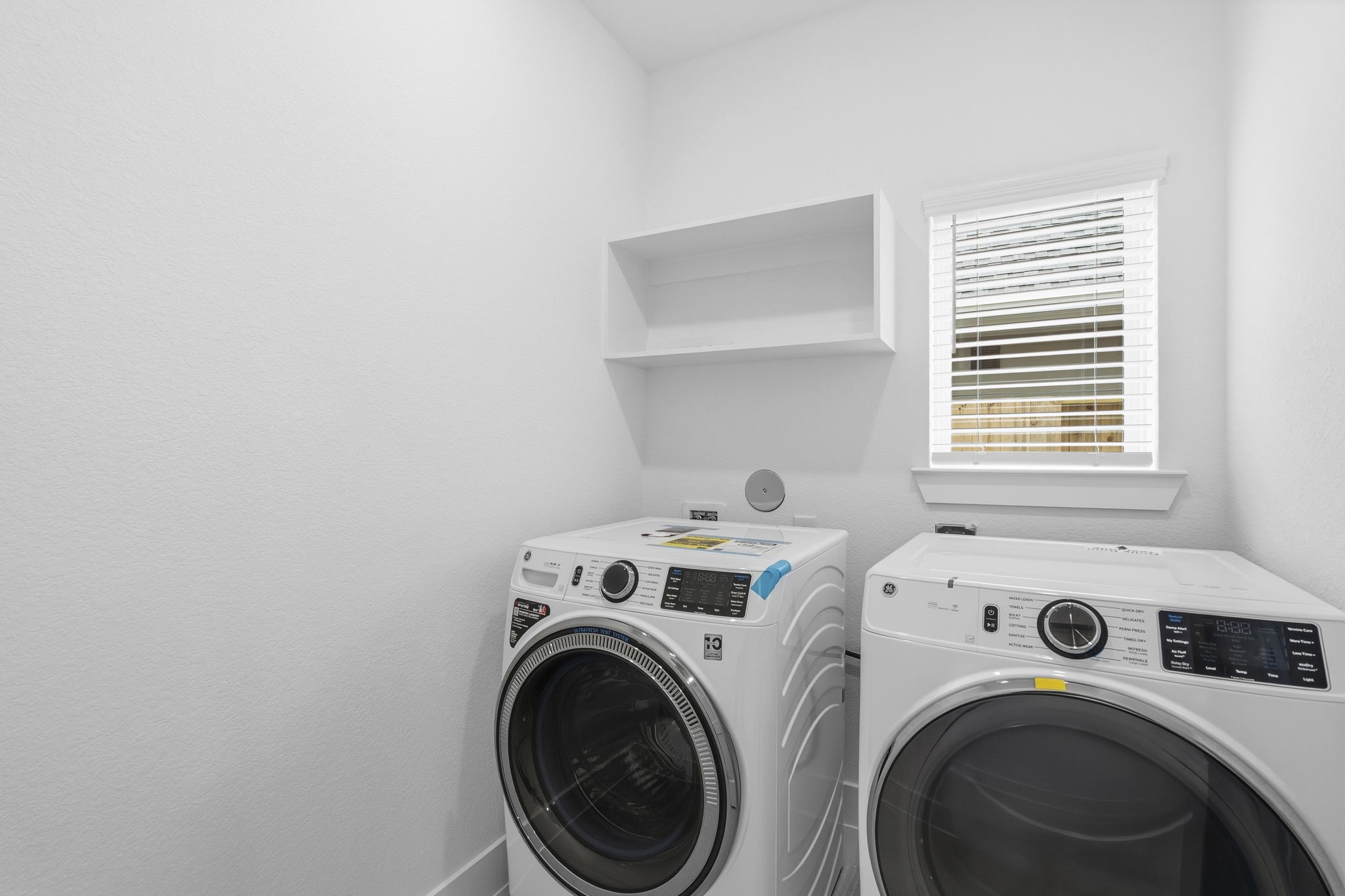 5251 Celestial Court Rosharon, TX 77583 - Photo 10 of 46 a utility room with dryer and washer