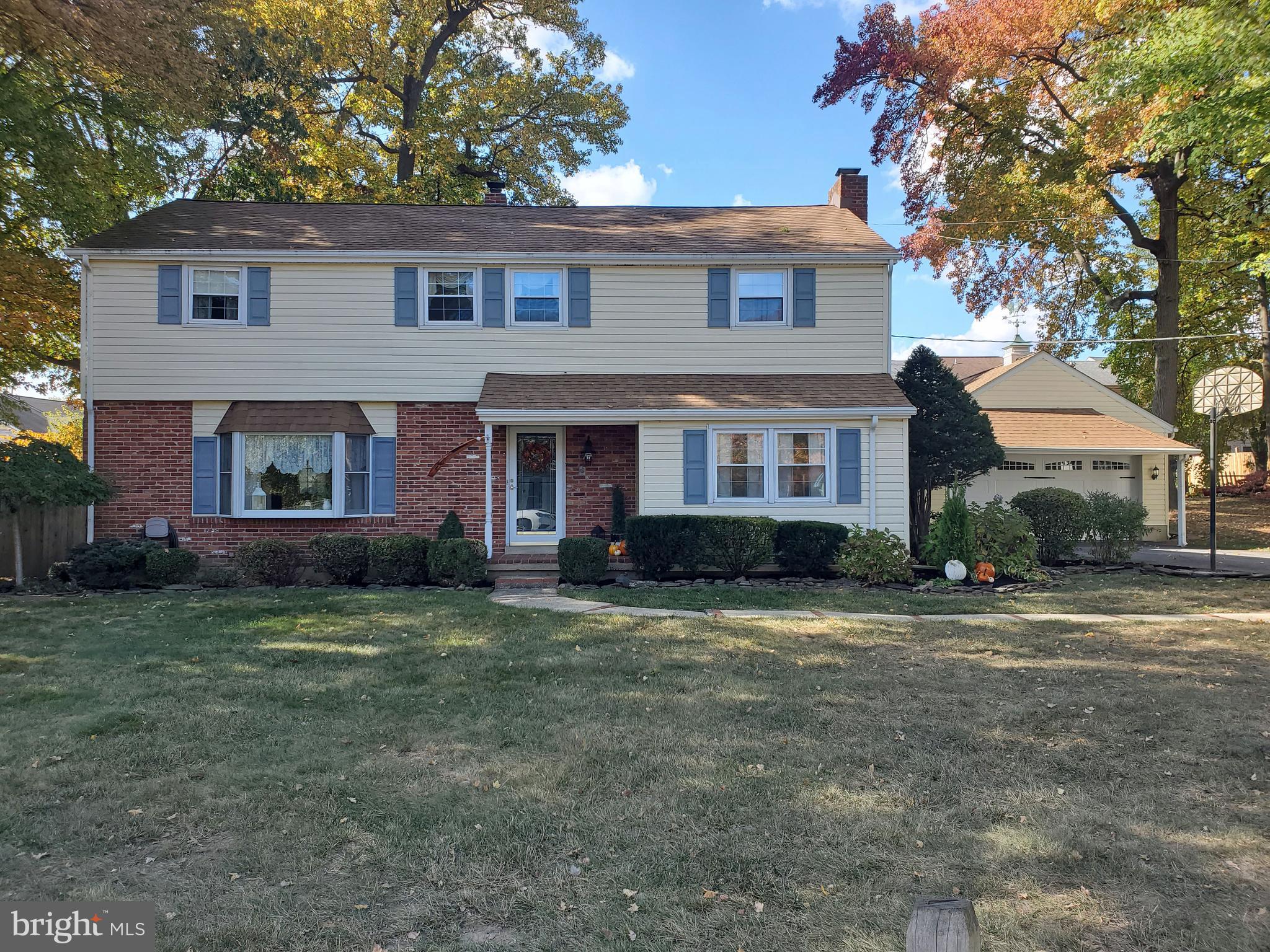 a view of a yard in front of a house