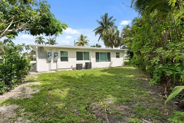 a view of a yard with a tree
