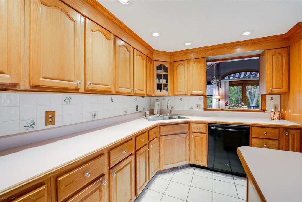 33 Nicholas Road Raynham, MA 02767 - Photo 11 of 35 Gallery Image 11