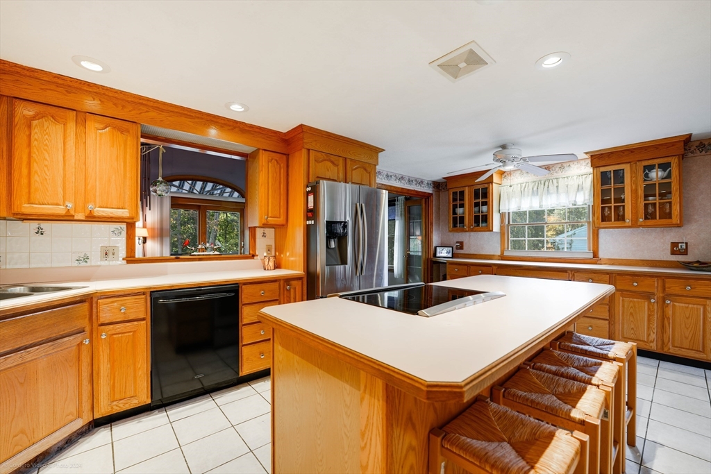 33 Nicholas Road Raynham, MA 02767 - Photo 8 of 35 Gallery Image 8