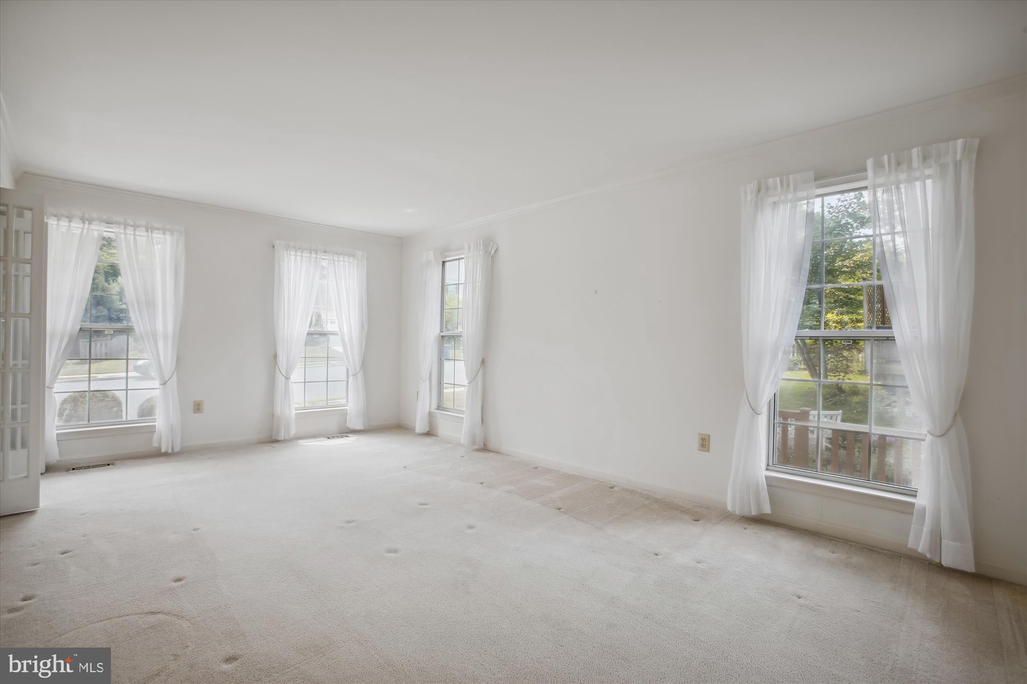 1529 Kingstream Circle Herndon, VA 20170 - Photo 31 of 74 Living Room