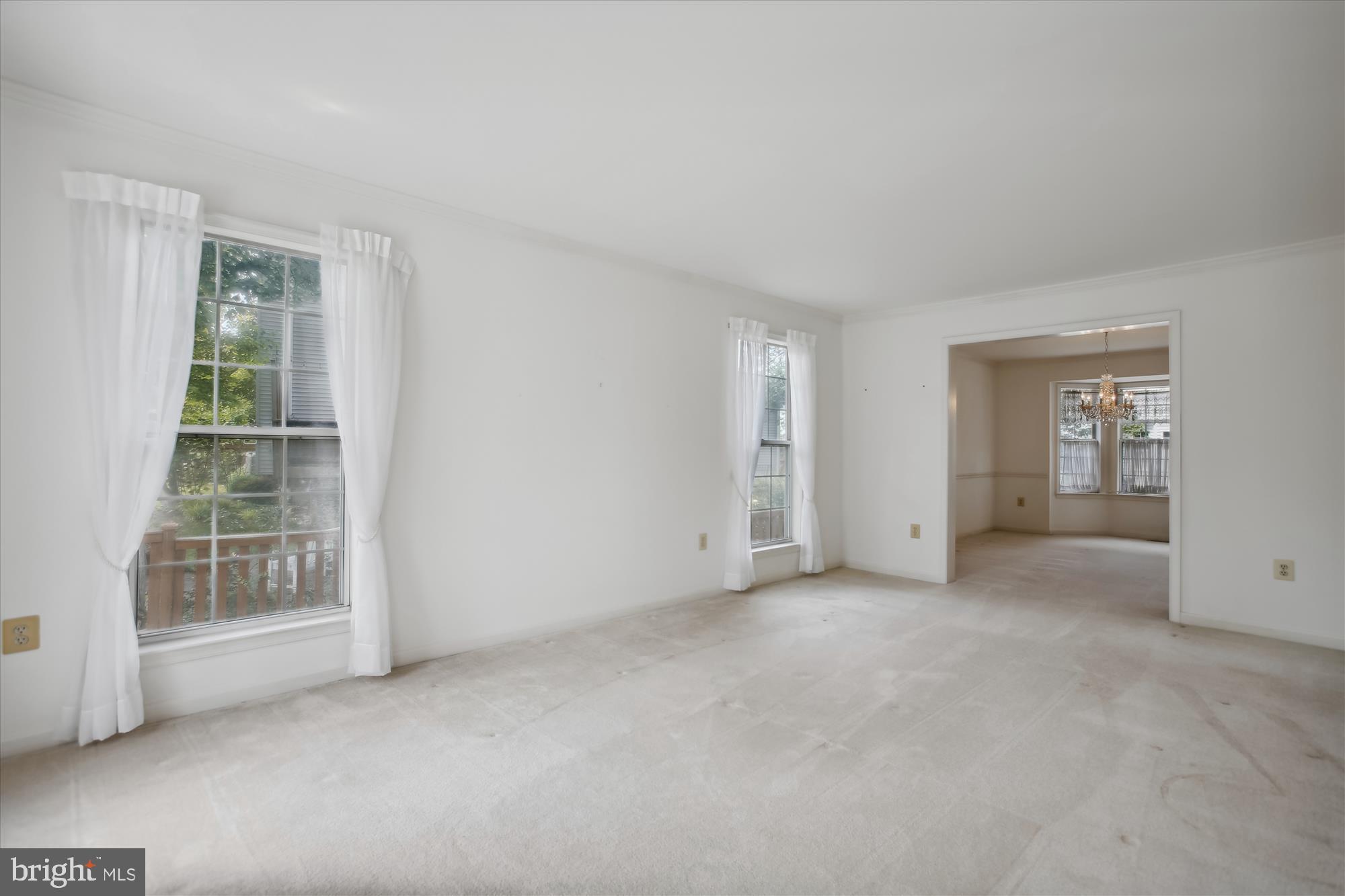 1529 Kingstream Circle Herndon, VA 20170 - Photo 32 of 74 Living Room