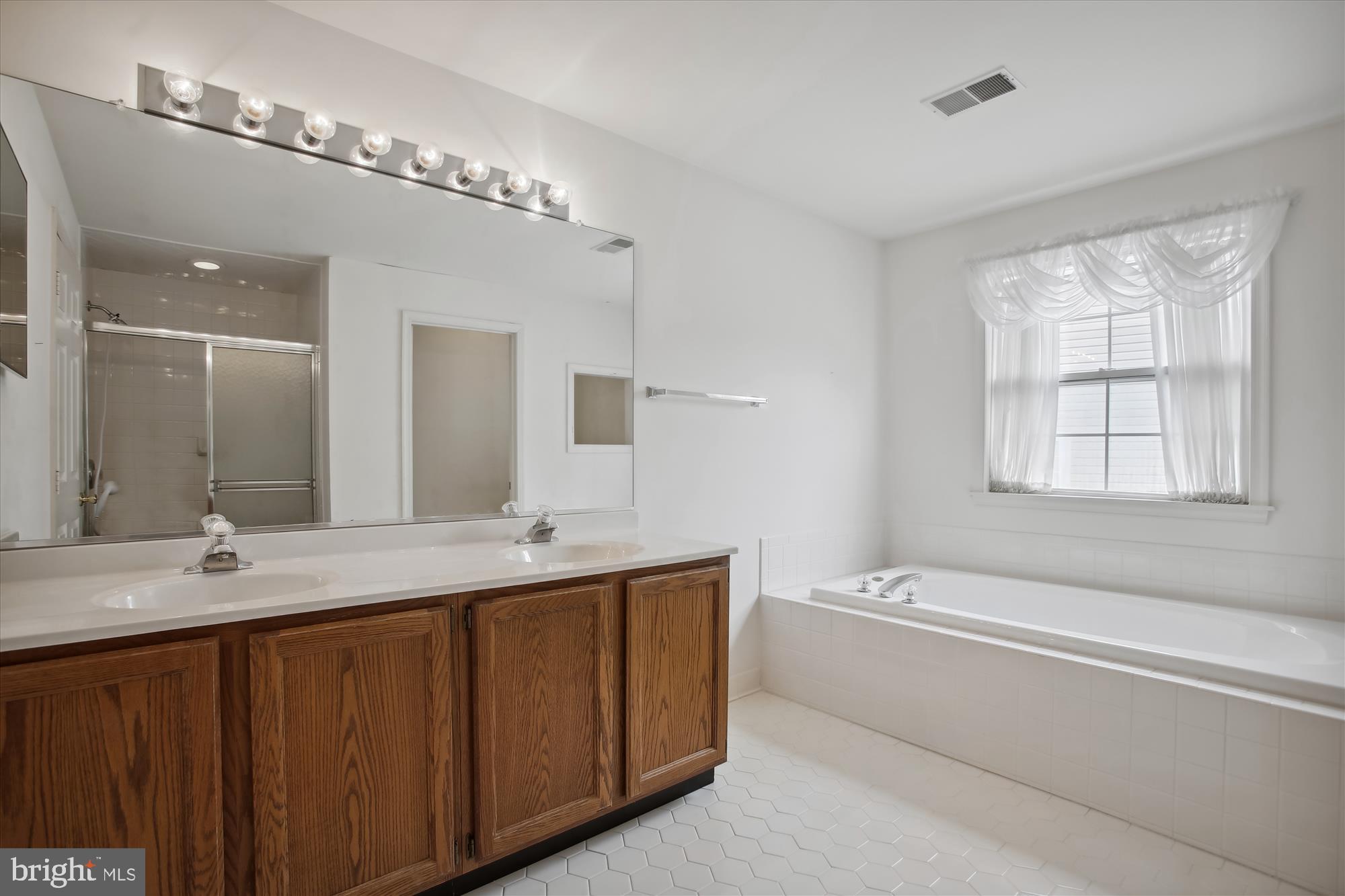 1529 Kingstream Circle Herndon, VA 20170 - Photo 39 of 74 Primary Bath