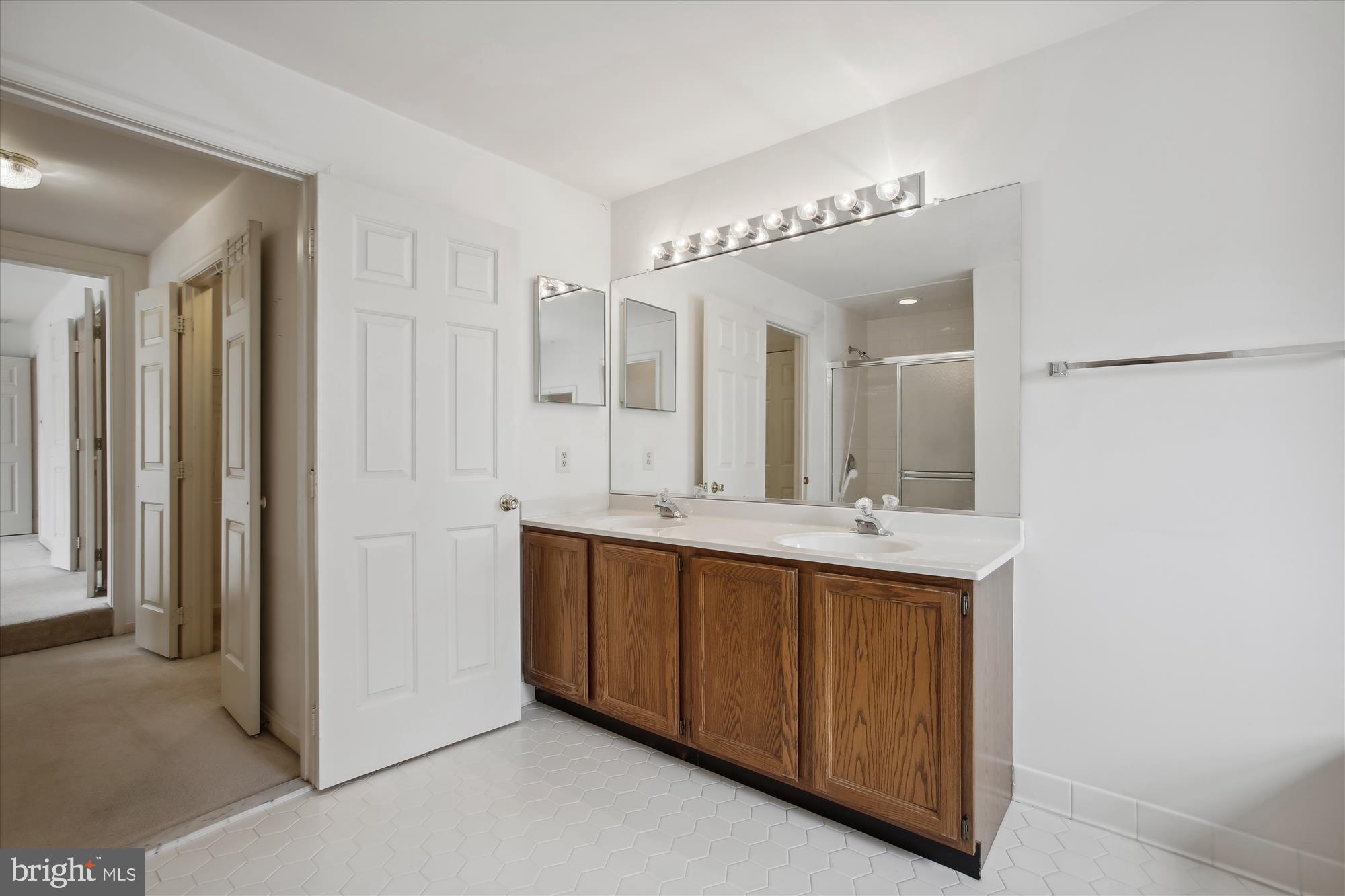 1529 Kingstream Circle Herndon, VA 20170 - Photo 40 of 74 Primary Bath