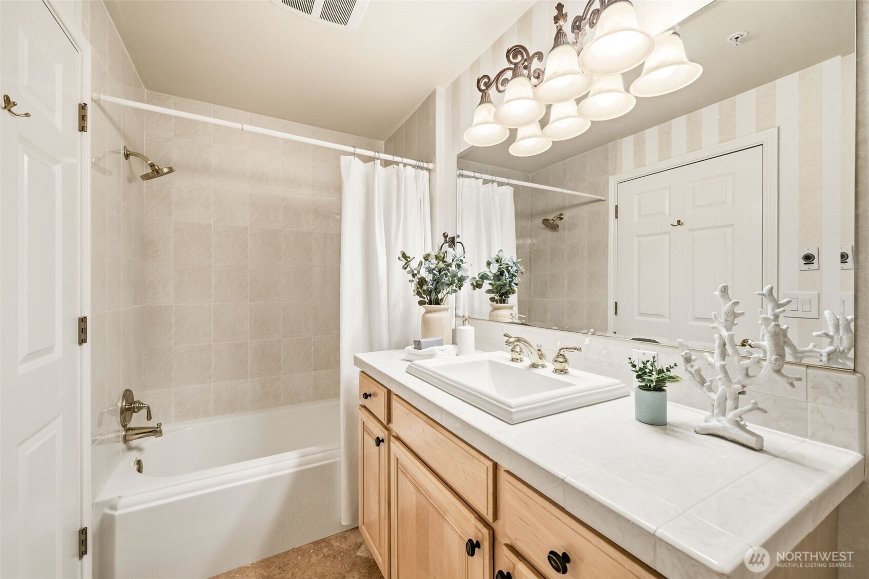 1600 Alki Avenue Southwest, Unit 202 Seattle, WA 98116 - Photo 18 of 27