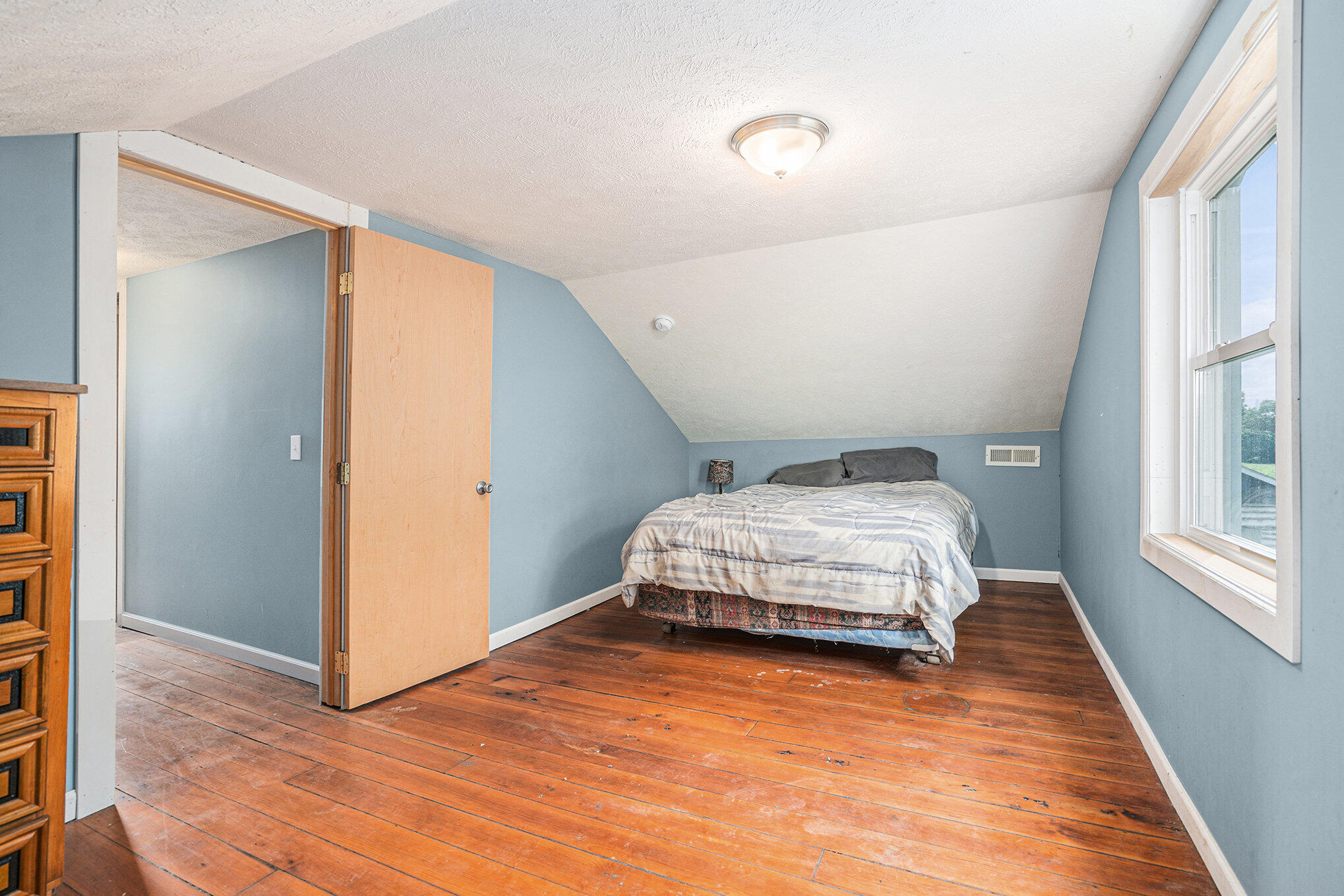 2980 18 Mile Road Northeast Cedar Springs, MI 49319 - Photo 16 of 26 Upper primary bedroom