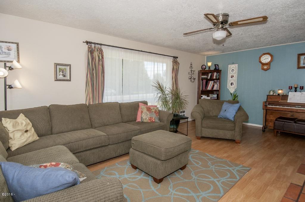316 Old River Road Northeast Siletz, OR 97380 - Photo 6 of 37 Living Room - View 3 (1024x680)