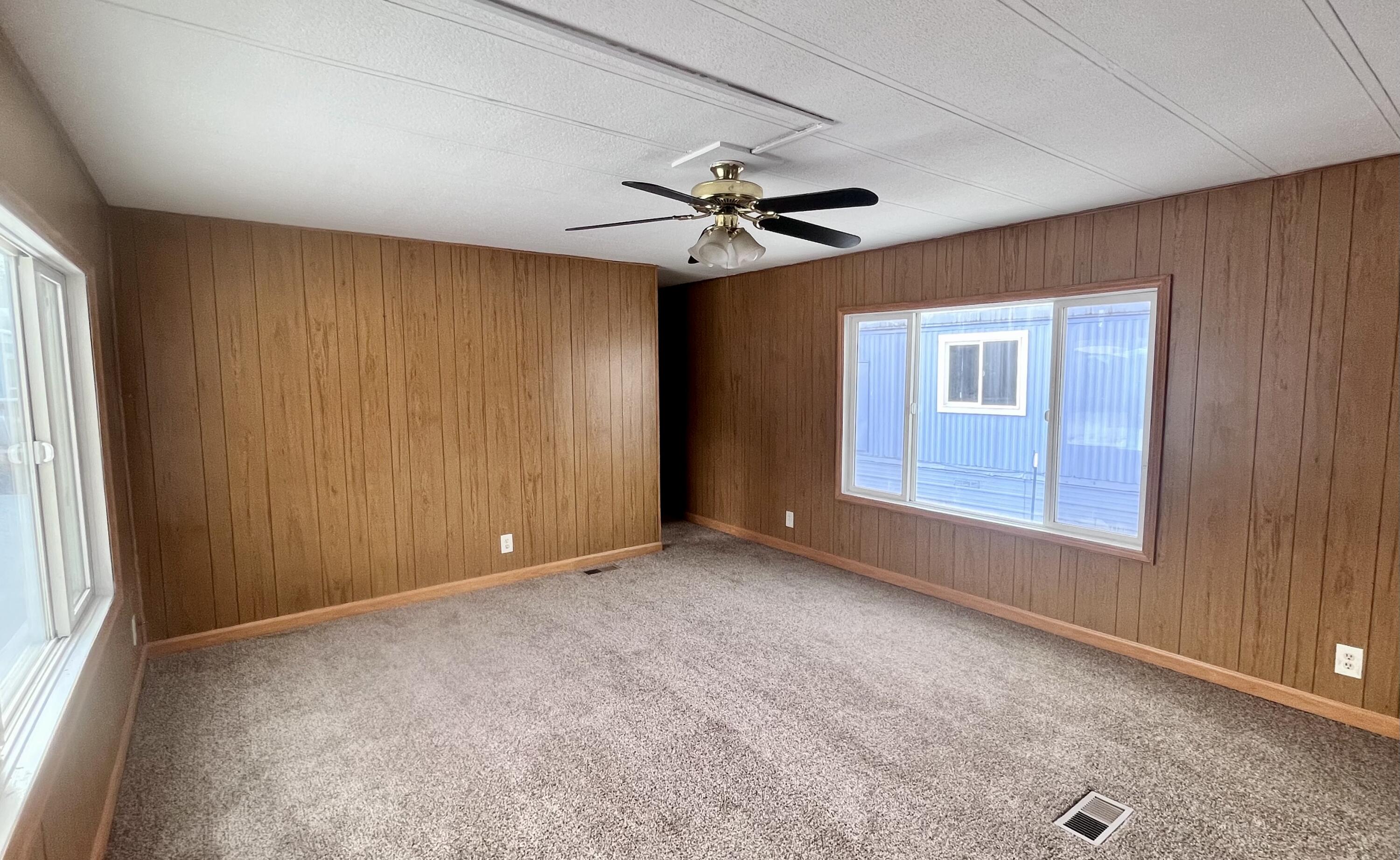 51386 Huntington Road, Unit 5 La Pine, OR 97739 - Photo 2 of 11 Living Room