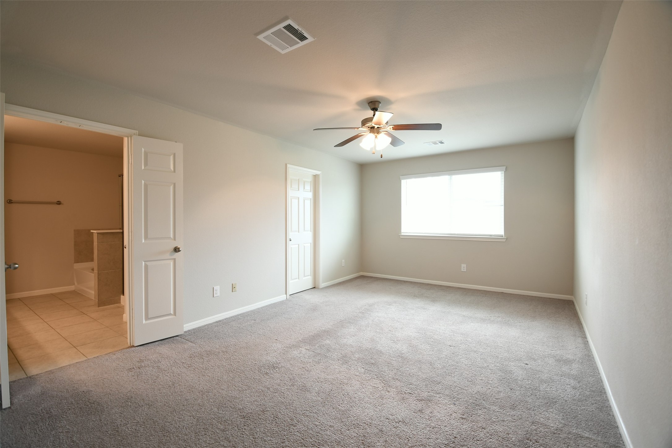 104 Camelot Pl Court Conroe, TX 77304 - Photo 16 of 34 an empty room with windows and ceiling fan