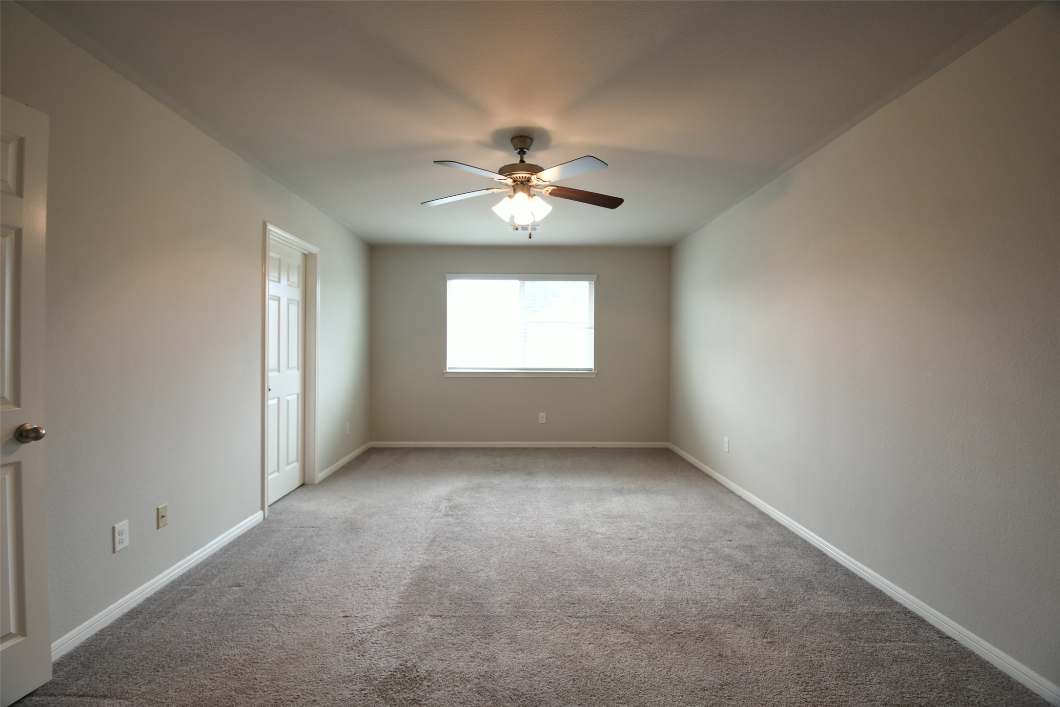 104 Camelot Pl Court Conroe, TX 77304 - Photo 17 of 34 an empty room with a window and a ceiling fan