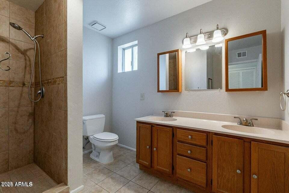505 West Howe Street Tempe, AZ 85281 - Photo 14 of 20 a bathroom with a toilet sink and mirror
