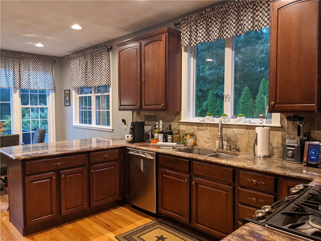 3 Dillon Lane Smithfield, RI 02917 - Photo 8 of 35