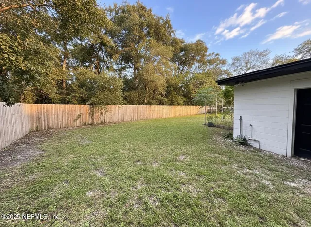 a view of a backyard