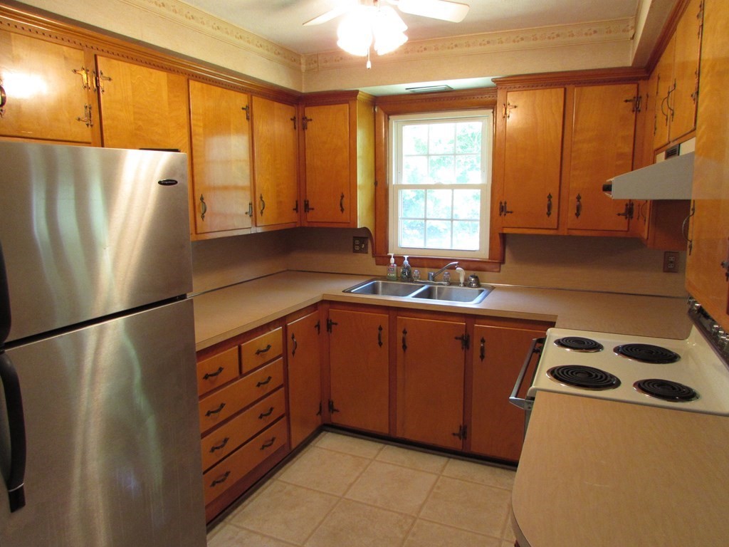 33 Old Willis Road Cumberland, RI 02864 - Photo 7 of 32 Gallery Image 7