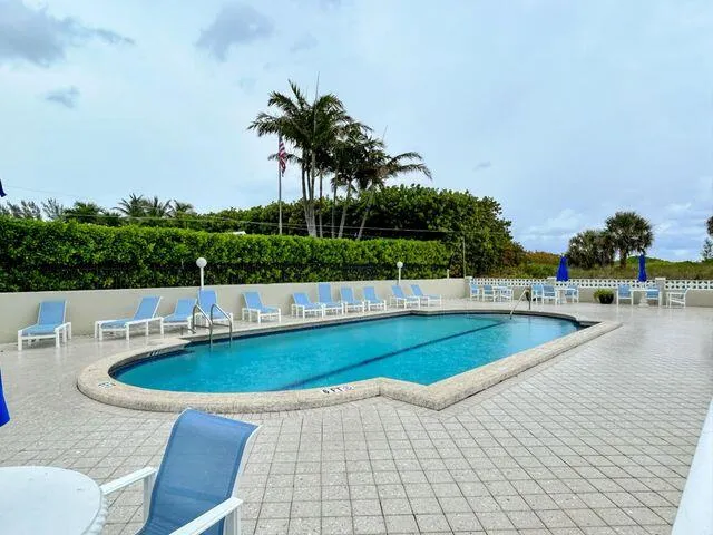 $459,999 | 125 South Ocean Avenue, Unit 207, Palm Beach Shores, FL 33404