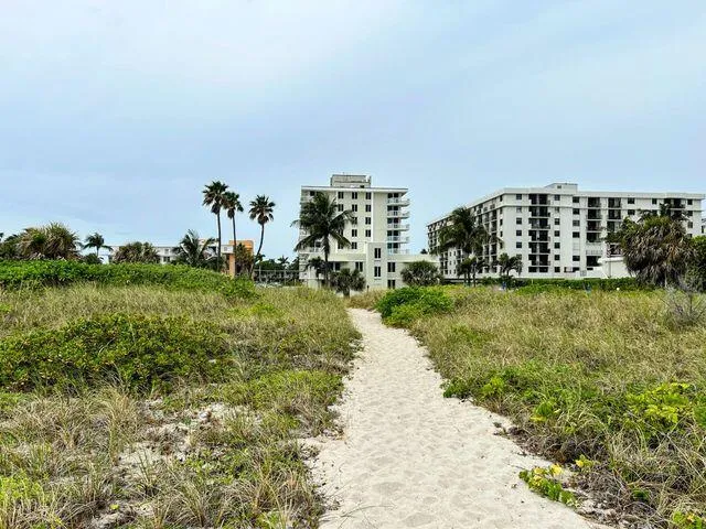 $459,999 | 125 South Ocean Avenue, Unit 207, Palm Beach Shores, FL 33404