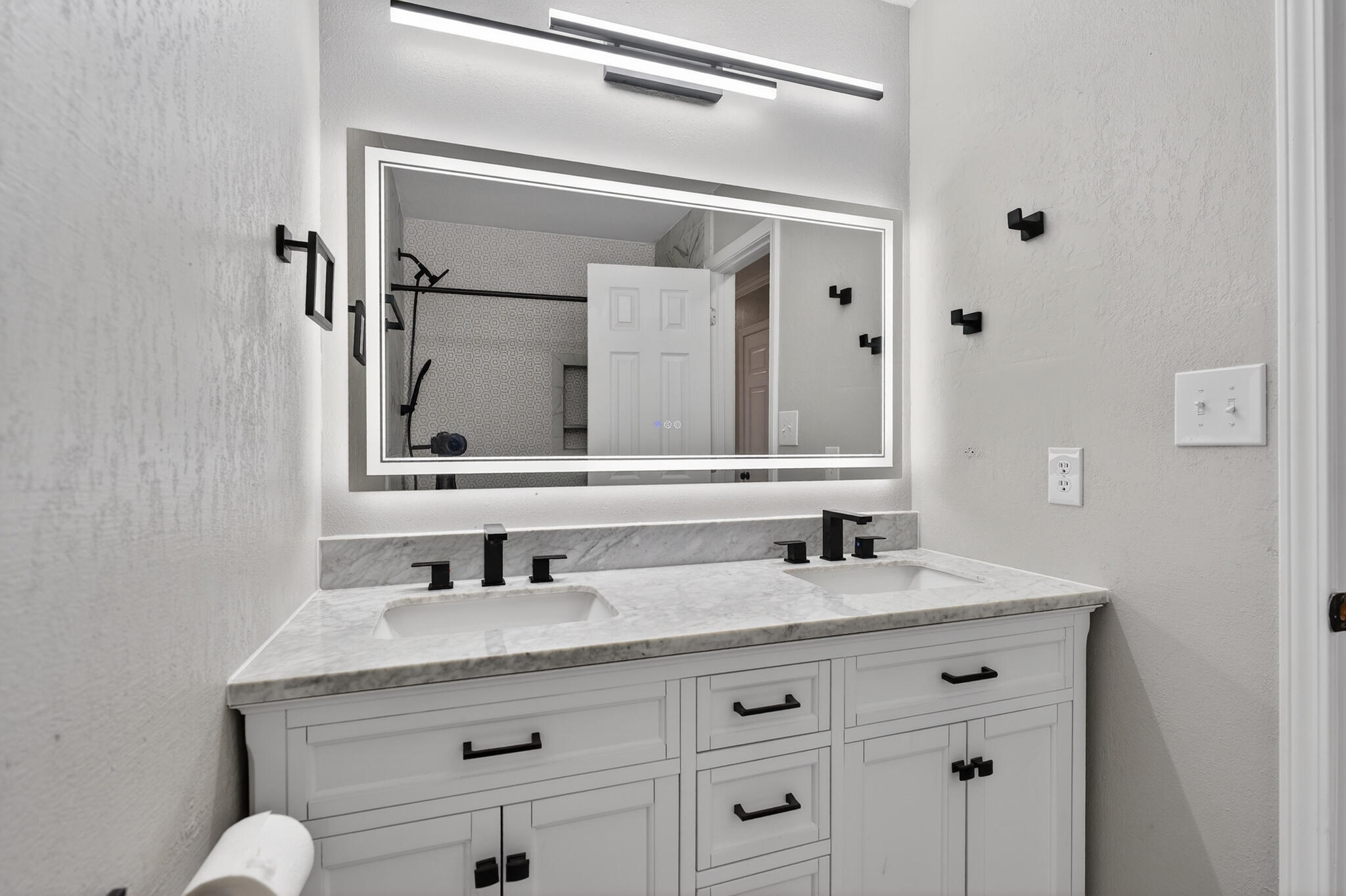 420 Paradise Road Niceville, FL 32578 - Photo 11 of 38 a bathroom with a granite countertop sink and a mirror