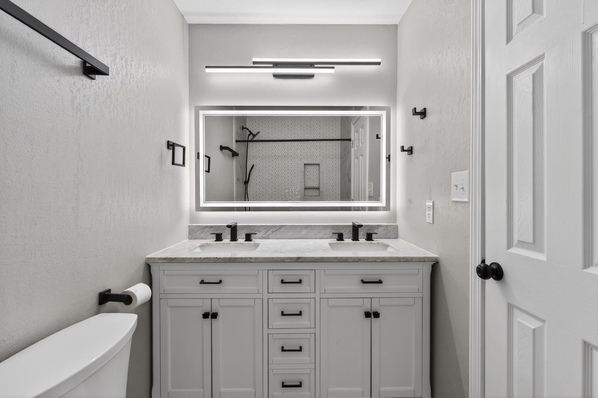 420 Paradise Road Niceville, FL 32578 - Photo 12 of 38 a bathroom with a bathtub sink vanity mirror and toilet