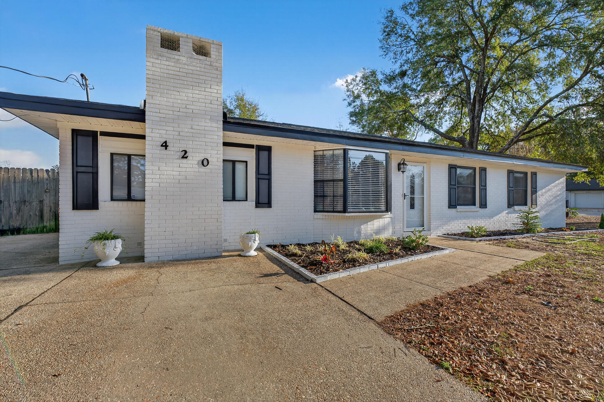 420 Paradise Road Niceville, FL 32578 - Photo 2 of 38 front view of a house with a patio