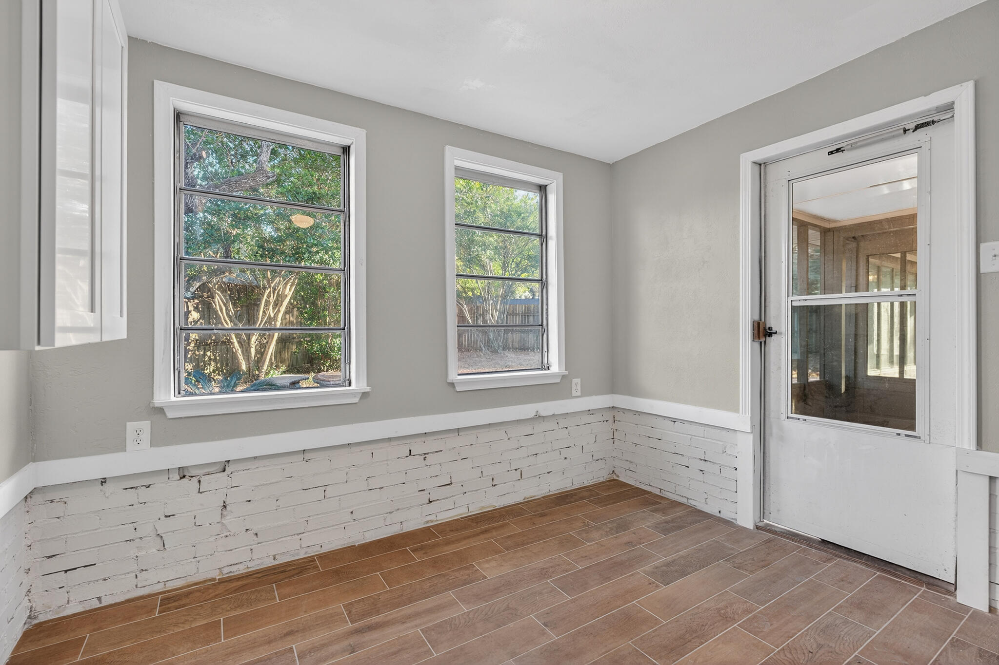 420 Paradise Road Niceville, FL 32578 - Photo 29 of 38 a view of a window in an empty room