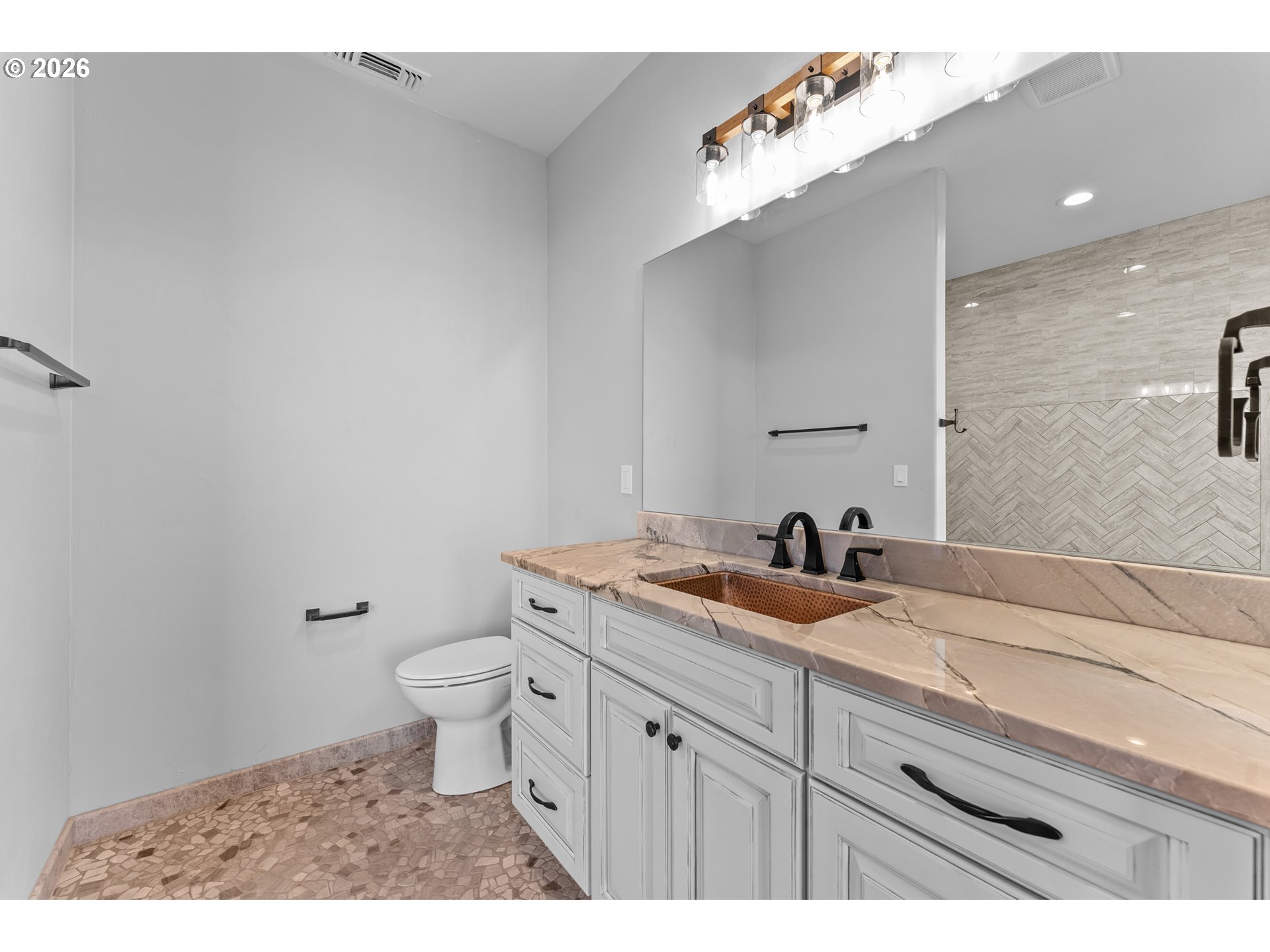 95665 Spirit Ridge Road Gold Beach, OR 97444 - Photo 20 of 43 En Suite Bathroom