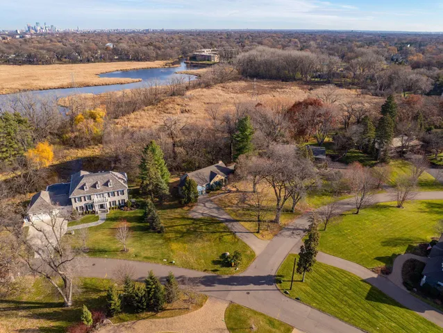 $1,350,000 | 10 Circle East, Edina, MN 55436