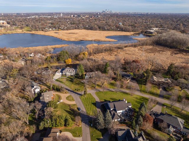 $1,350,000 | 10 Circle East, Edina, MN 55436