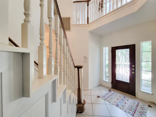 a view of entryway with a front door