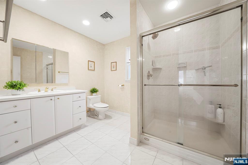 12 Clinton Lane Wayne, NJ 07470 - Photo 18 of 37