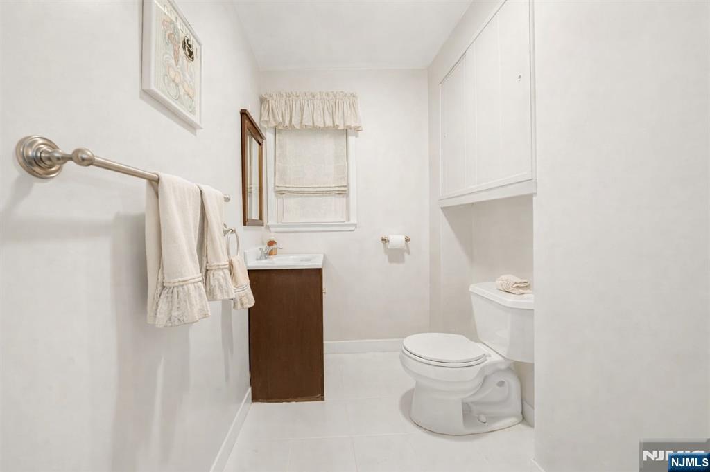 12 Clinton Lane Wayne, NJ 07470 - Photo 8 of 37