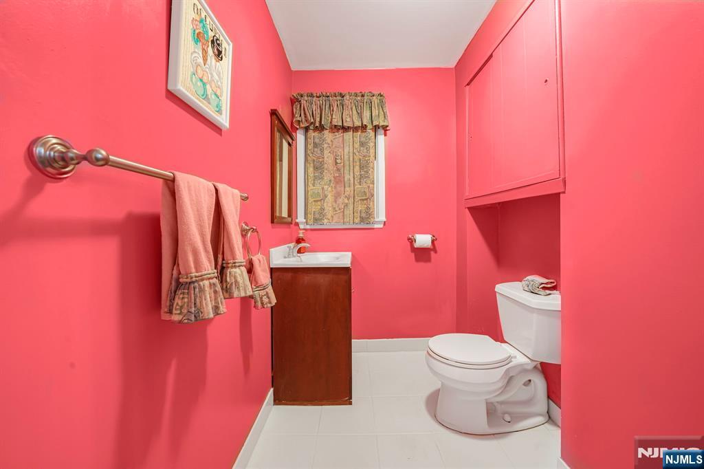 12 Clinton Lane Wayne, NJ 07470 - Photo 9 of 37