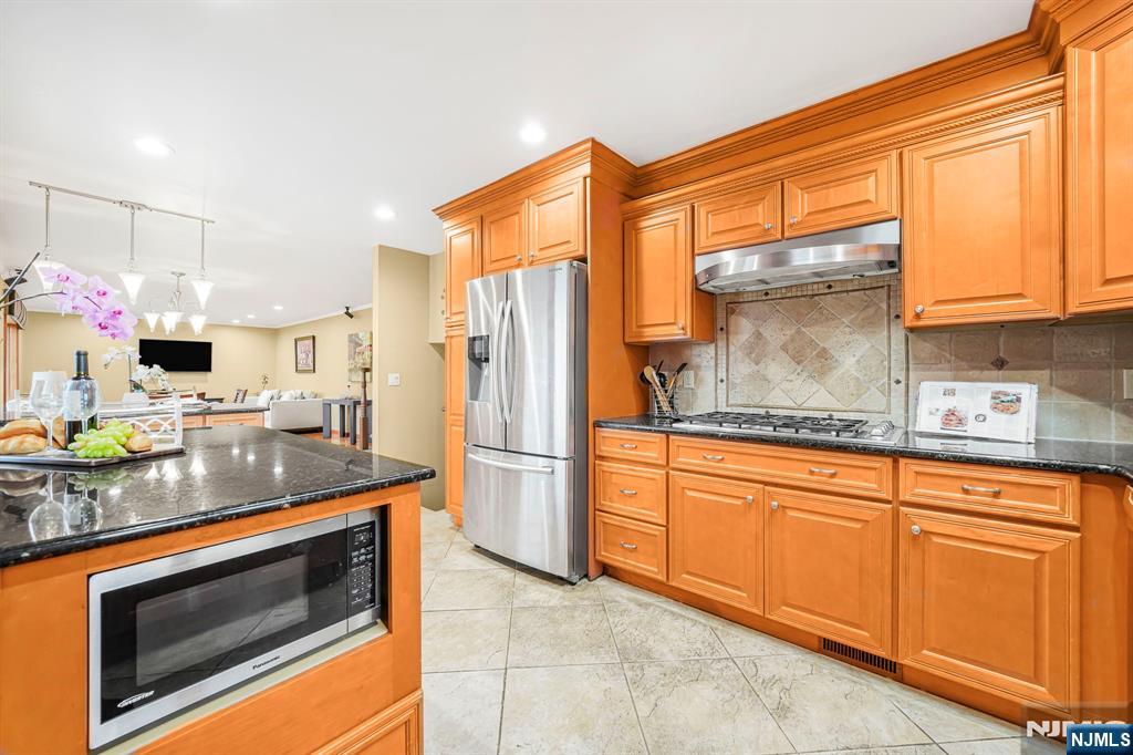 12 Clinton Lane Wayne, NJ 07470 - Photo 10 of 37