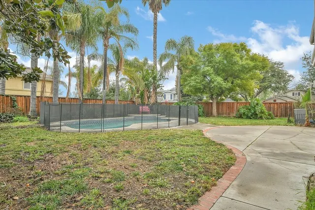 a view of a backyard