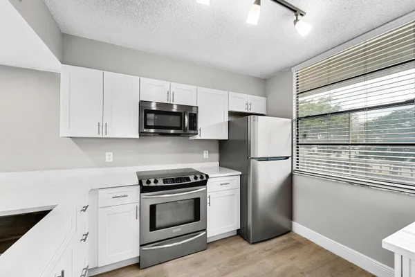 $2,550 | 3636 Whitehall Drive, Unit 402, West Palm Beach, FL 33401