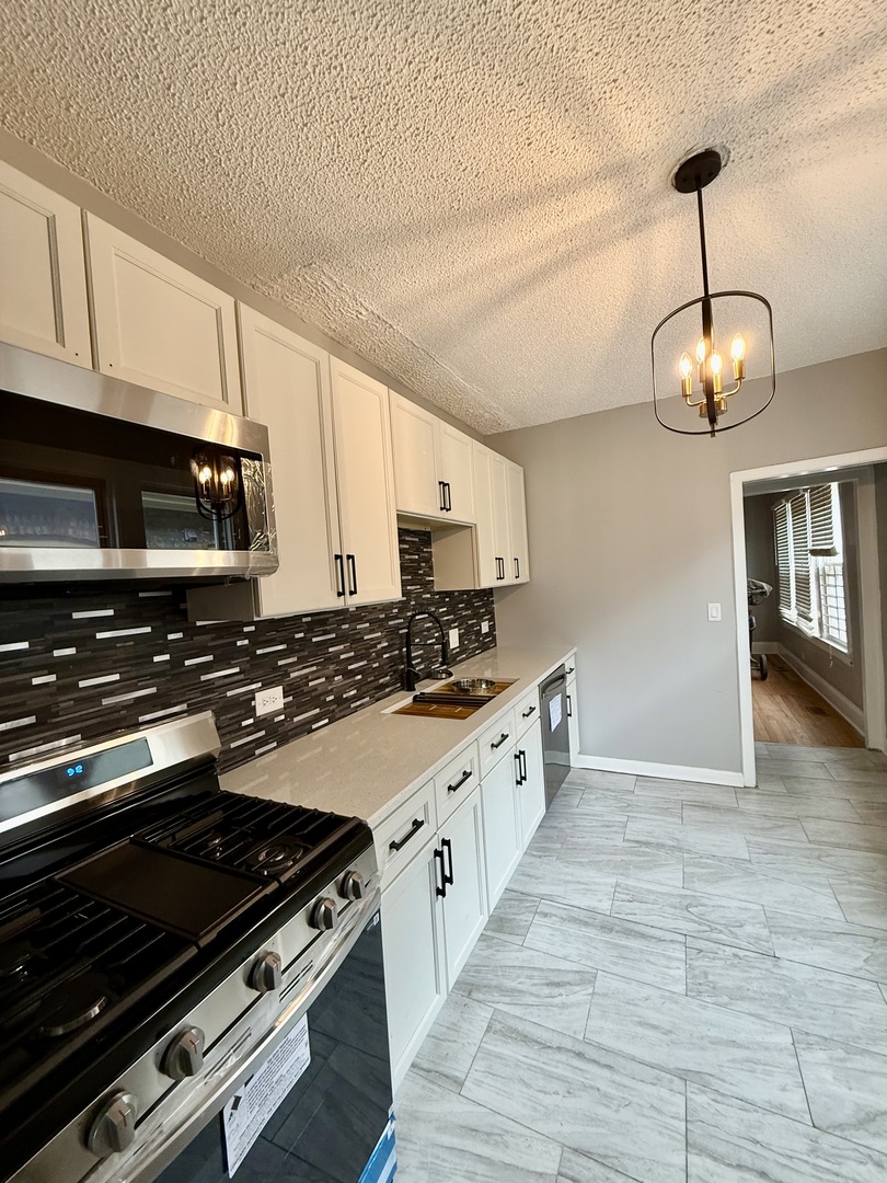 7945 South Perry Avenue Chicago, IL 60620 - Photo 4 of 30