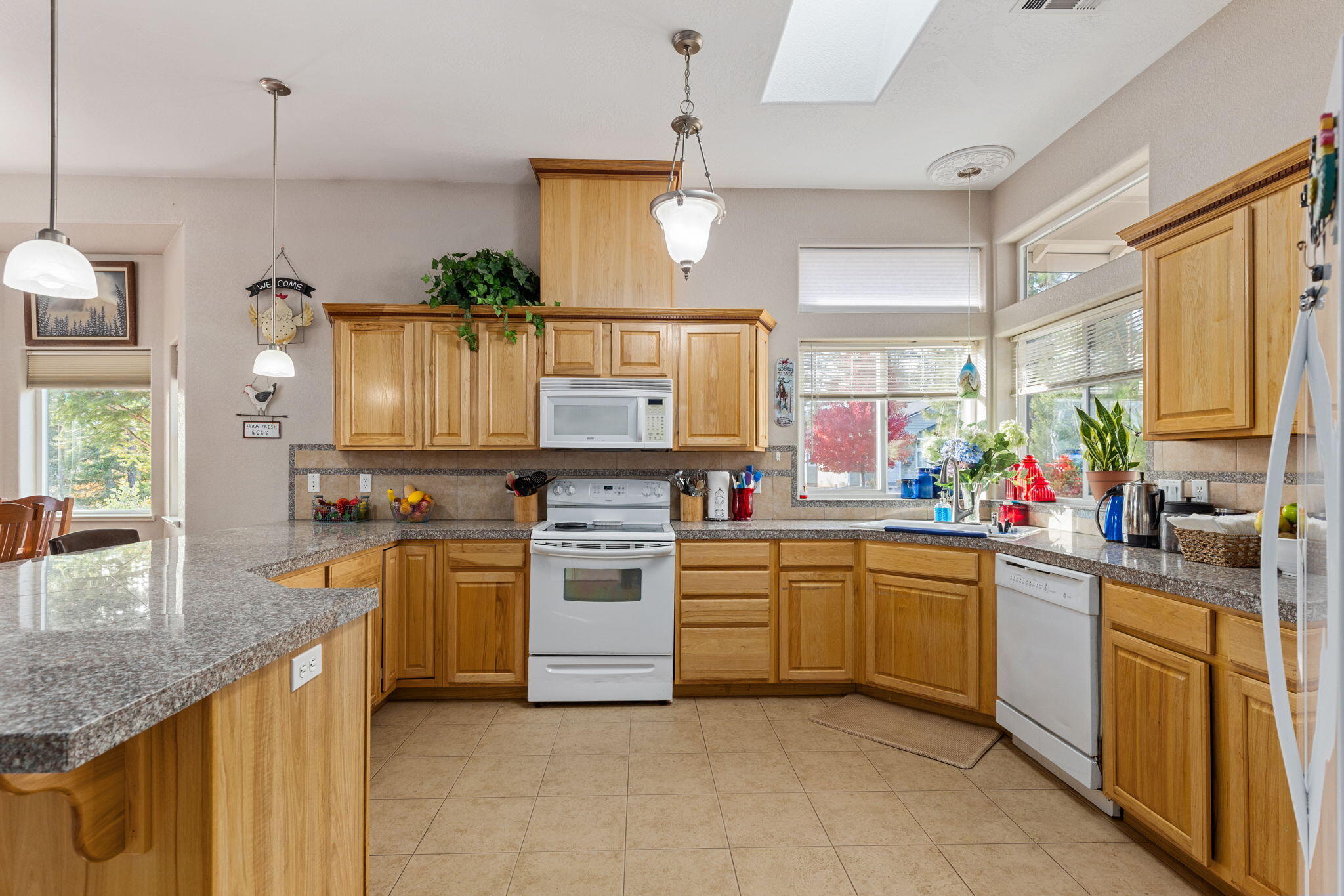 348 Cedar Ridge Drive Cave Junction, OR 97523 - Photo 3 of 20 7-web-or-mls-348-cedar-ridge-dr