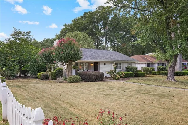 a view of a house with a yard