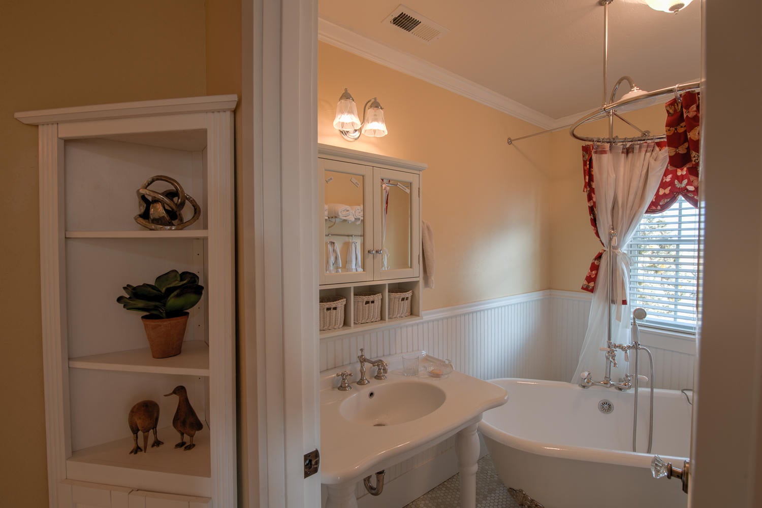 22222 Erickson Road Bend, OR 97701 - Photo 43 of 100 Upstairs hall bath