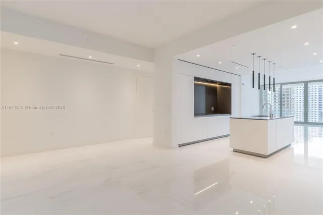 $5,400,000 | 300 Biscayne Blvd Way, Unit 1704, Miami, FL 33131