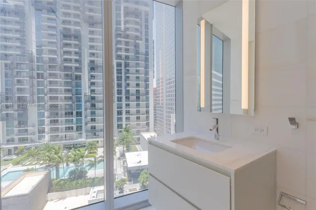 $5,400,000 | 300 Biscayne Blvd Way, Unit 1704, Miami, FL 33131