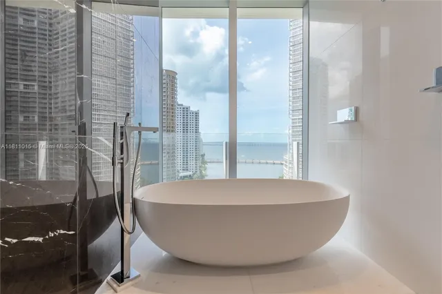 $5,400,000 | 300 Biscayne Blvd Way, Unit 1704, Miami, FL 33131