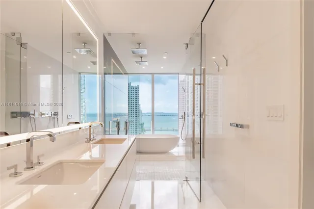 $5,400,000 | 300 Biscayne Blvd Way, Unit 1704, Miami, FL 33131