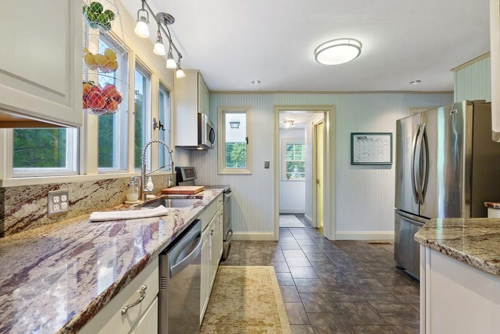 18 Robinson Road Littleton, MA 01460 - Photo 8 of 41 Gallery Image 8
